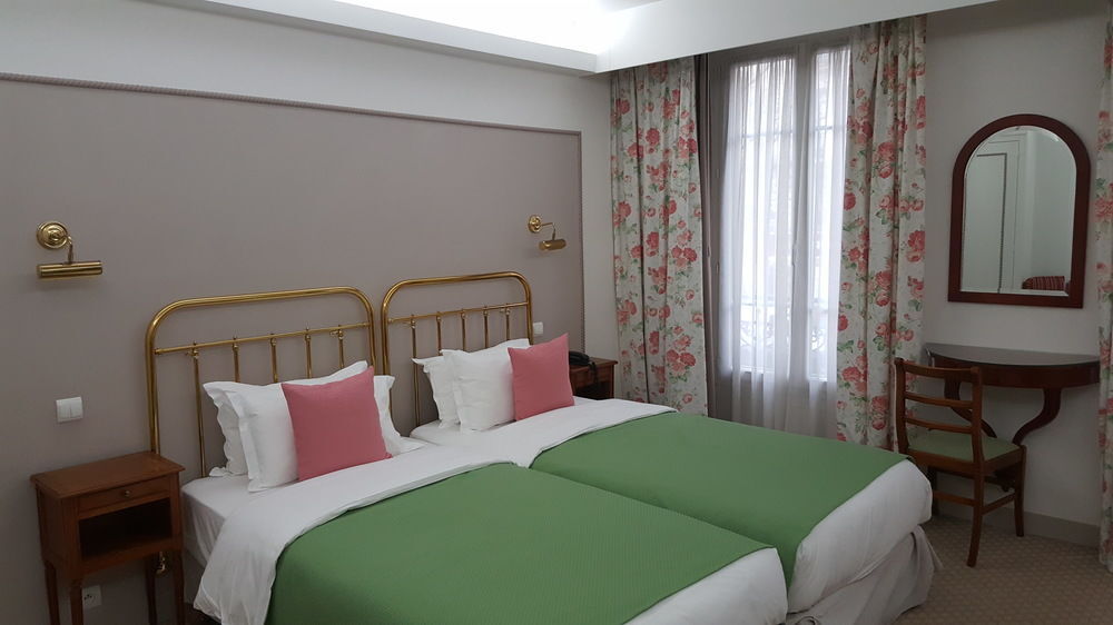 Camille Tapestry Collection By Hilton Hotel Parigi